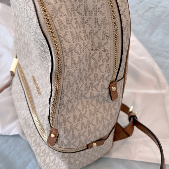 Micheal Kors medium backpack purse - Picture 5 of 11